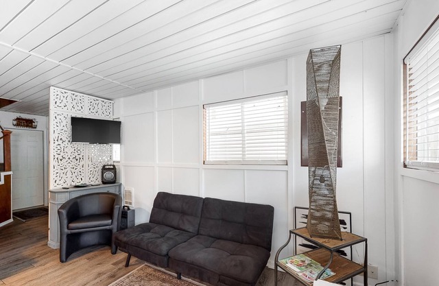 Floating Home on the Lake W/Direct Lake Access, Free WiFi and Full Kitchen!