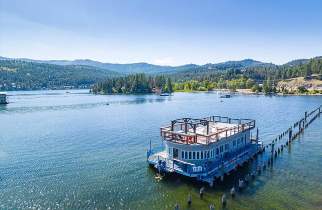 FLOATING HOUSE am Flathead Lake mit Wasser, Kajaks, Dachterrasse und vieles mehr