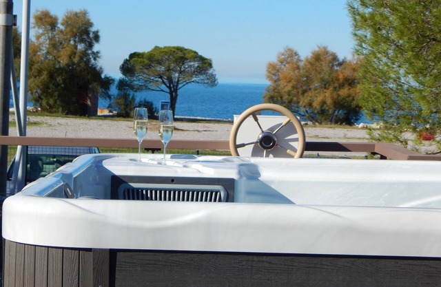 Floating House Sea Queen, 50 meters from the beach, with hot tub