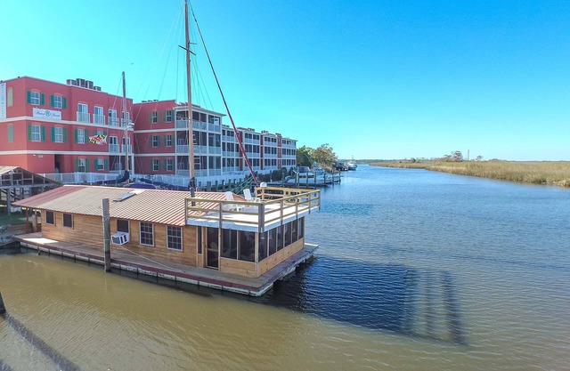 Floating Houseboat - A Fisherman's Retreat!