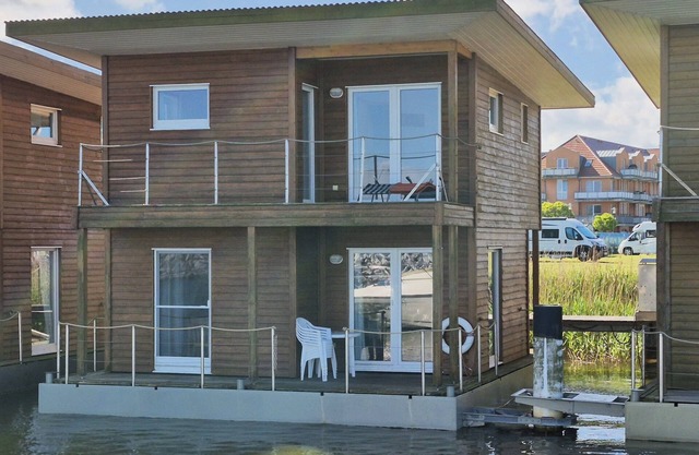 FLOATING HOUSES - komfortable schwimmende Ferienhäuser im Barther Yachthafen
