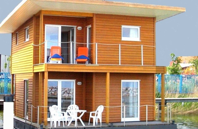 FLOATING HOUSES - komfortable schwimmende Ferienhäuser im Barther Yachthafen