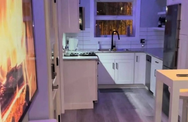 Floating retreat - unique & modern! Mins from the seabus & downtown Vancouver!