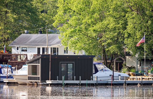 Floating tiny home with AC and WiFi on beautiful Vermilion river