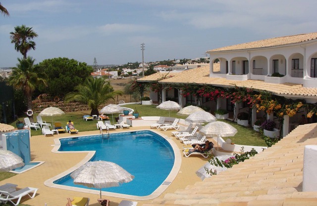 Flor do Vale - Self catering ONE Bedroom direct acess to garden and pool
