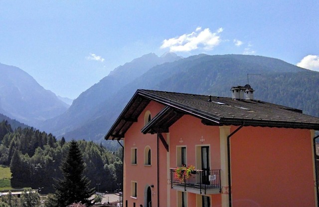 Flora Alpina- Genziana apartments with breathtaking views and balcony