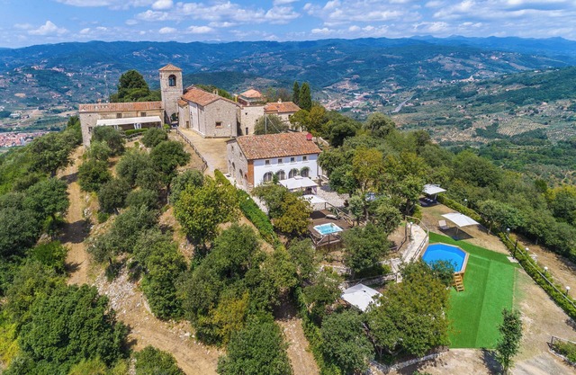 Florence & Tuscany. Pool, jacuzzi, parking and... relax