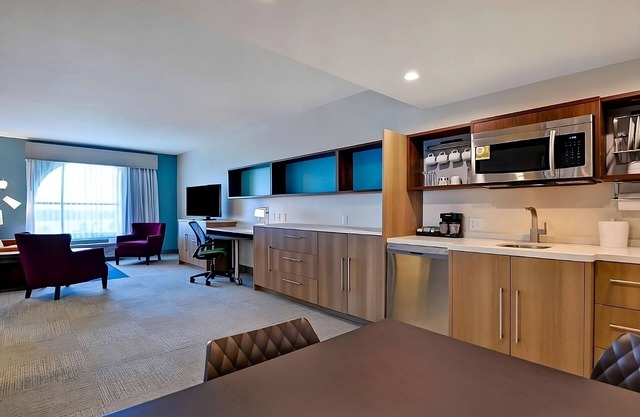 Florida Charm at its Best! Swimming Pool, Pet-friendly Property, Kitchenette!