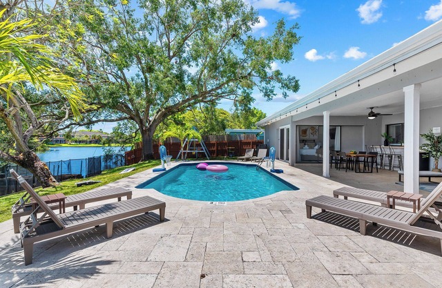 Florida Dream Home: Pool, Lakeview & Game Room ~