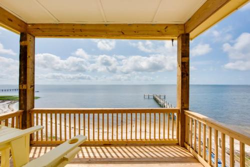 Florida Gulf Coast Getaway with Dock and Beach Views