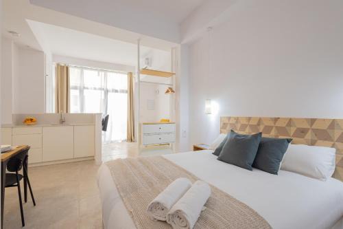 FLORIT FLATS - Quiet and Cozy Studios by the Joaquin Sorolla Station