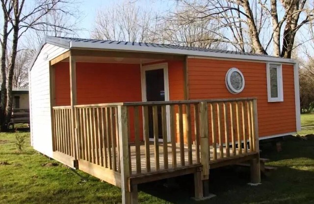 Flower Camping Les 3 Bear *** - Mobil home Comfort 27.3m2 - TV additional (2 Bedrooms) including semi-covered terrace 4 people
