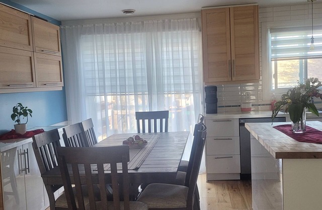 Charming room in a bungalow in Blainville with WiFi, AC, fitness room