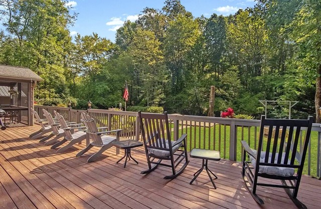 Flowing Water, Firepit, Large Deck, Wi-Fi, Stocked Fishing in Backyard Creek