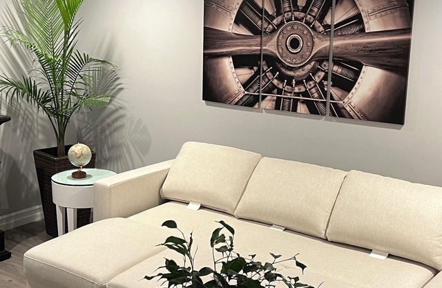 Fly in Fly Out. Large Modern deluxe 1 bedroom suite w Full-size Kitchen W/D.