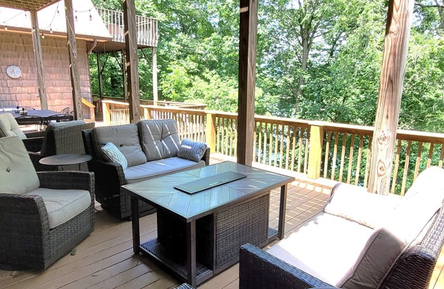 Haus am See in Big Creek mit 7 Schlafzimmern, eigenem Dock und großen Decks