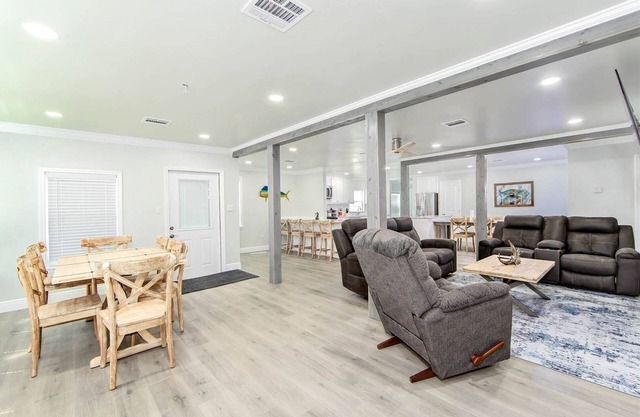 Flying Fish Lodge Mahi - Beach Access - Island Realty
