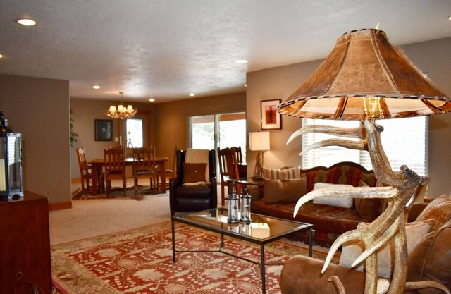 Flying T Ranch House - Mountain Views! 3 bdrm
