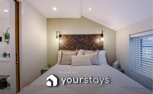 Foden's House by YourStays - 2 Bedroom Cottage in Sandbach with gorgeous dining room extension, High end finish