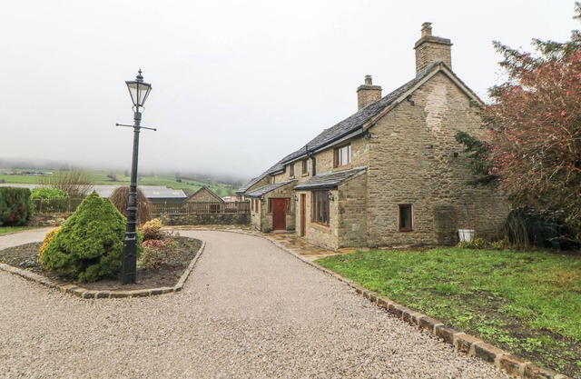 FOLDS LANE FARM, family friendly, with open fire in Whaley Bridge