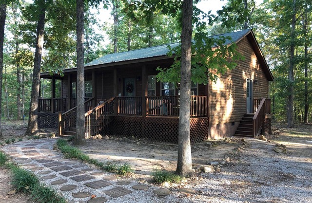 Volkshütte! Abgeschiedene moderne 2 BR / 2 Vollbadkabine direkt hinter dem Ozark Folk Center