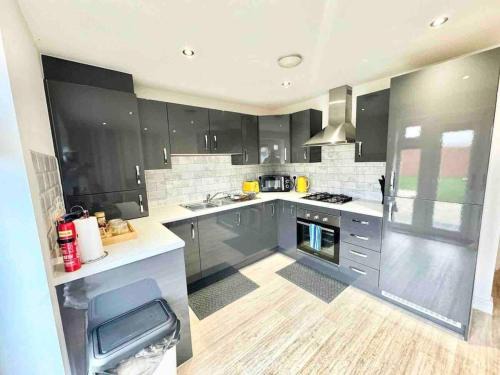 Folkestone 3 Bedroom home just off M20 in central area private parking