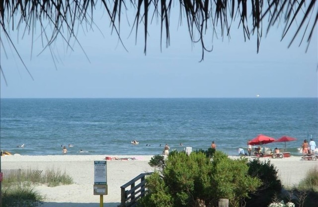 Folly Beach Condo mit wunderschönem Meerblick! Gehen Sie in die Innenstadt!