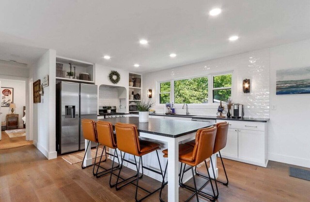 Fontana Fen Getaway |Upscale Lake-Country Vibe |Chef's Kitchen |King Suite |Rec Room |1 Mile to Lake