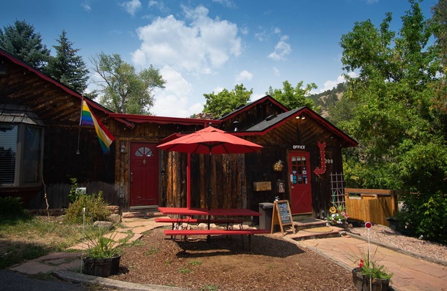 Foot of the Mountain Motel
