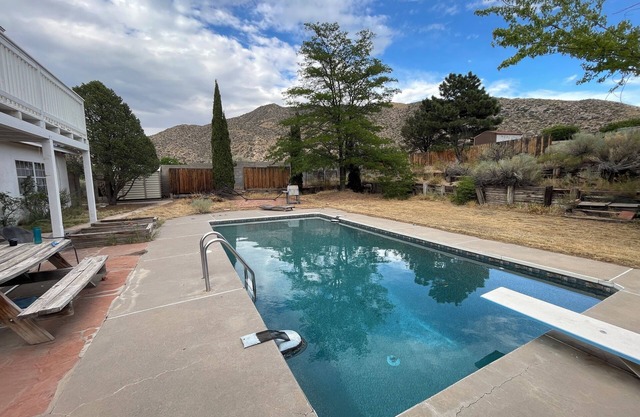 Foothills 4BR house w/ Heated Pool, Hot Tub and pool table!