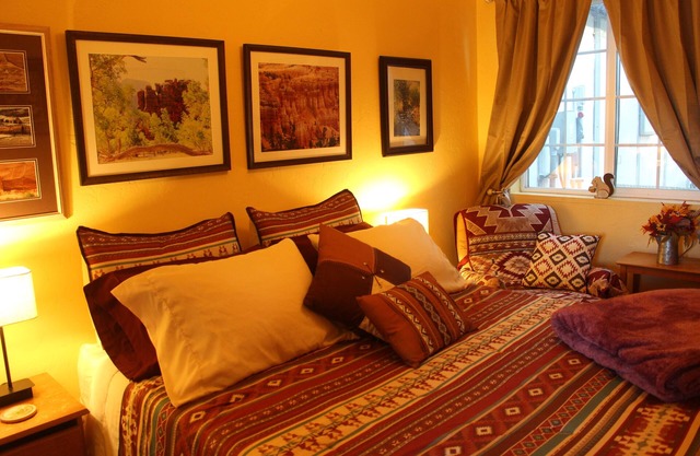 for animal lovers - cute, little Bunkhouse attached to the horse barn