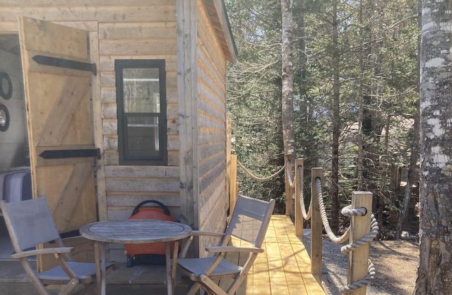 For the folks looking for a rustic getaway. Outdoor gravity fed shower heated☀️