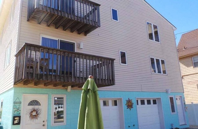 FOR14 | Townhouse across from it all, 2 balconies & great parking! by Shore Points Vacations