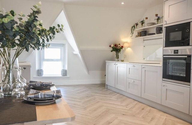 FORE STREET HOUSE - APARTMENT 3, family friendly in Seaton, Devon