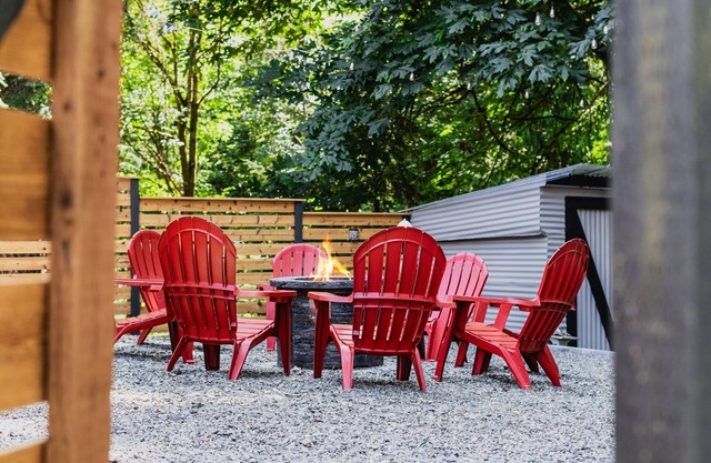 Guest Favorite Forest Escape 2BR +Fire Pit, Kid Friendly at the Creek