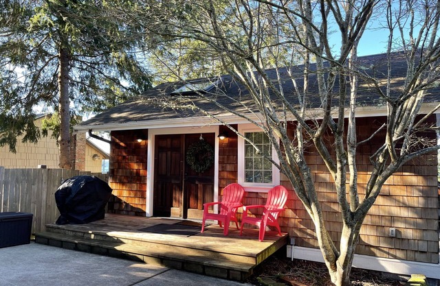 Forest Beach Cottage with deck near Horsehead Bay