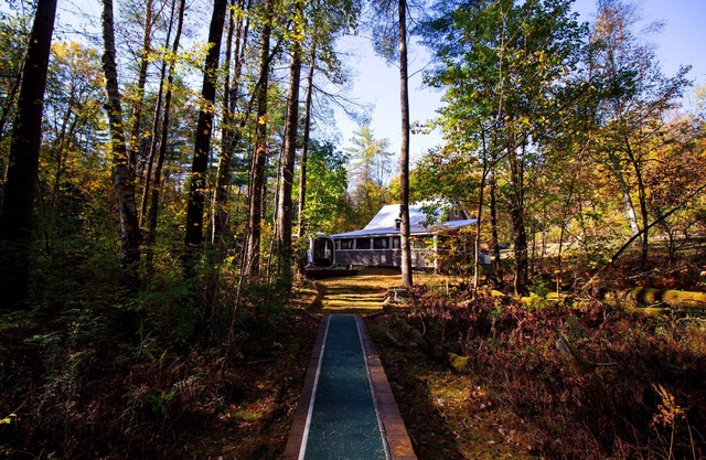 Cozy 2-Bedroom Forest Cabin near Lake George & Shelving Rock Falls with Wifi