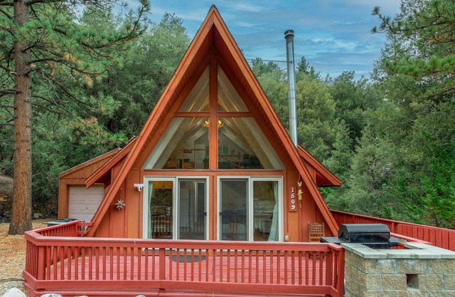 Forest Dream Retreat: A-Frame Cabin/Hot Tub/Games