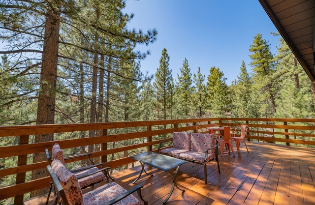 Forest Escape - Situated on the quiet side of the lake, nicely decorated contemporary cabin!
