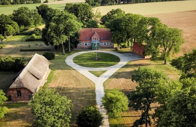 Forsthof in Abseitslage mit umzäunten 16.000m² großem Park, Sauna, Kamin, Hot Tub in Westmecklenburg