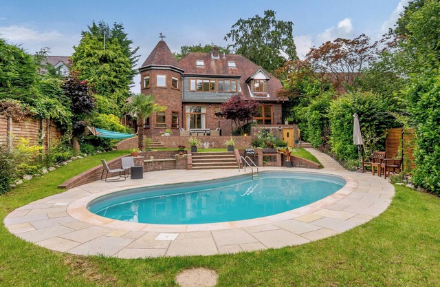 FOREST GETAWAY, pet friendly, with pool in Farnham Common