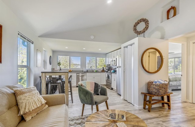 Forest Heights ~ Relaxed Modern-Boho Style, Forest Views, Hot Tub, Wine Country