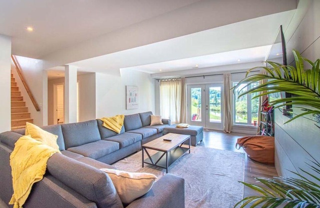 Forest Lake Retreat-6BR Waterfront Cottage