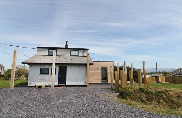 FOREST LODGE, pet friendly, luxury holiday cottage in Newborough