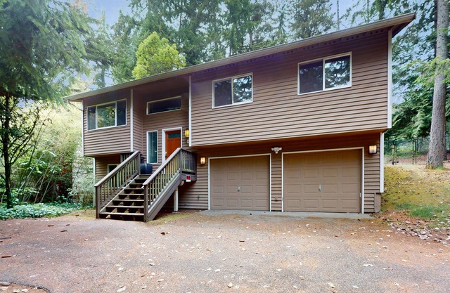 Forest retreat in Shoreline with patio & yard - 9 miles to downtown Seattle