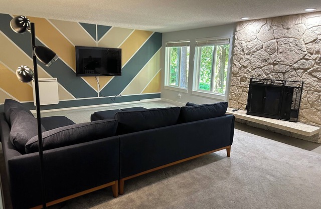 Forest Retreat ~ Serene & Secluded 2-bedroom apartment with WiFi in Edmonds