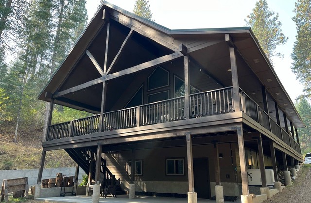 Forest Seclusion Sleeping 10. Hot Tub, Pets, WIFI and Geothermal Pool Access!