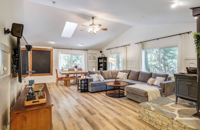 Forest-View Retreat: Grill & Fireplace in Sonora