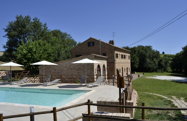 Wohnung in einem Bauernhaus aus dem neunzehnten Jahrhundert mit Pool