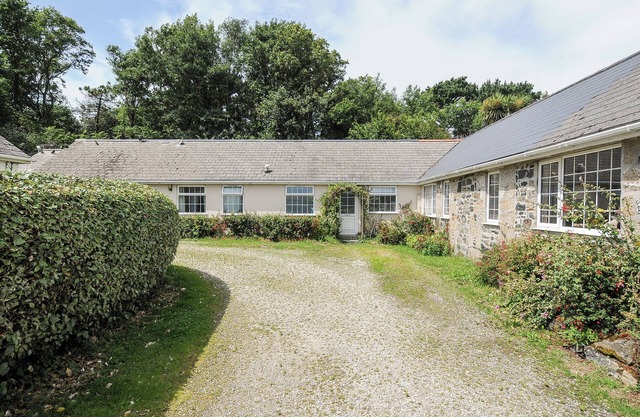 FORGE COTTAGE, pet friendly, with pool in Mullion